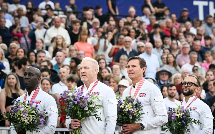 Lý do sao xe đạp giật biển cổ vũ khiến fan ngỡ ngàng ở Tour de France - Ảnh 2.