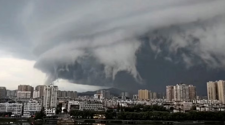 Sững sờ 'tường mây' ập tới khi bão Wipha sắp đổ bộ - Ảnh 1. bão Wipha - Ảnh 1.
