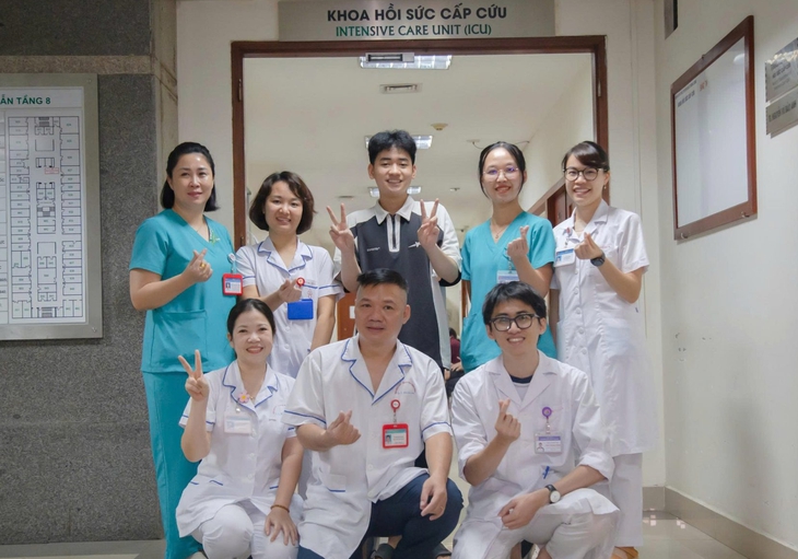 Vừa điều trị ung thư, vừa giải đề: 'Chiến binh K’ xuất sắc dành 28 điểm kỳ thi đại học - Ảnh 1. Vừa điều trị ung thư, vừa giải đề: 'Chiến binh K’ xuất sắc đạt 28 điểm kỳ thi đại học - Ảnh 1.