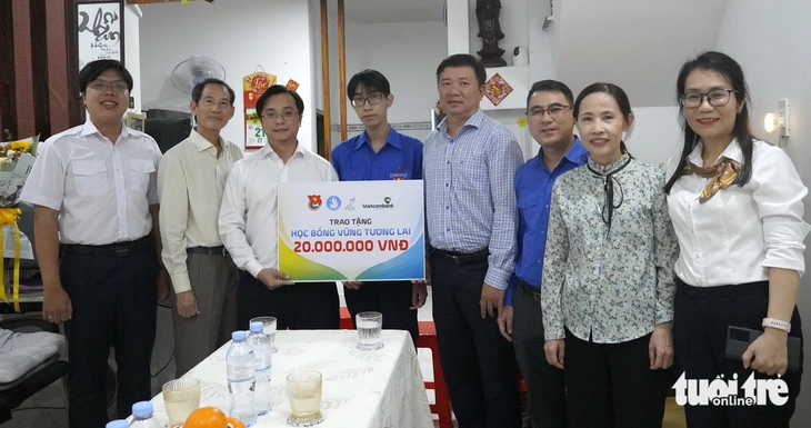 Trung ương Đoàn thăm, trao học bổng cho thủ khoa 30 điểm Phan Quang Hiển Vinh - Ảnh 1.