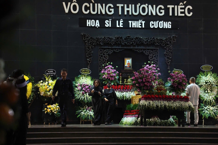 Gia đình, bạn bè yêu thương tiễn biệt họa sĩ Lê Thiết Cương - Ảnh 1. Gia đình, bạn bè yêu thương tiễn biệt họa sĩ Lê Thiết Cương - Ảnh 1.