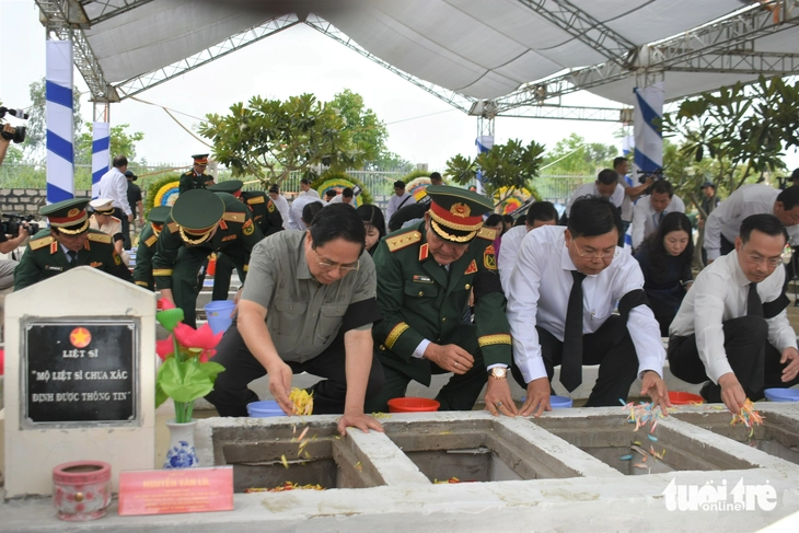 Thủ tướng Phạm Minh Chính dự lễ cải táng 80 hài cốt liệt sĩ quân tình nguyện - Ảnh 6.