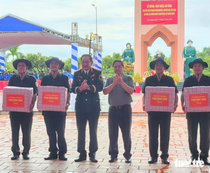 Thủ tướng Phạm Minh Chính dự lễ cải táng 80 hài cốt liệt sĩ quân tình nguyện - Ảnh 8.