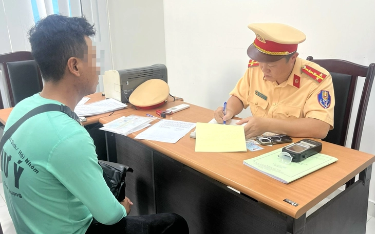 Cảnh sát đường thủy kiểm tra tàu chở du khách: Tàu không đảm bảo an toàn lập tức đình chỉ hoạt động - Ảnh 3. CSGT lập tức đình chỉ những tàu du lịch ở Nha Trang không đủ nhân lực, thiết bị - Ảnh 3.