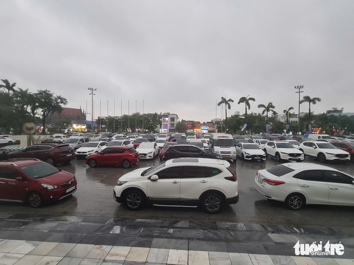 Cung văn hóa Việt Tiệp thành bãi xe 'khổng lồ' miễn phí trong bão số 3 - Ảnh 1. hải phòng - Ảnh 1.