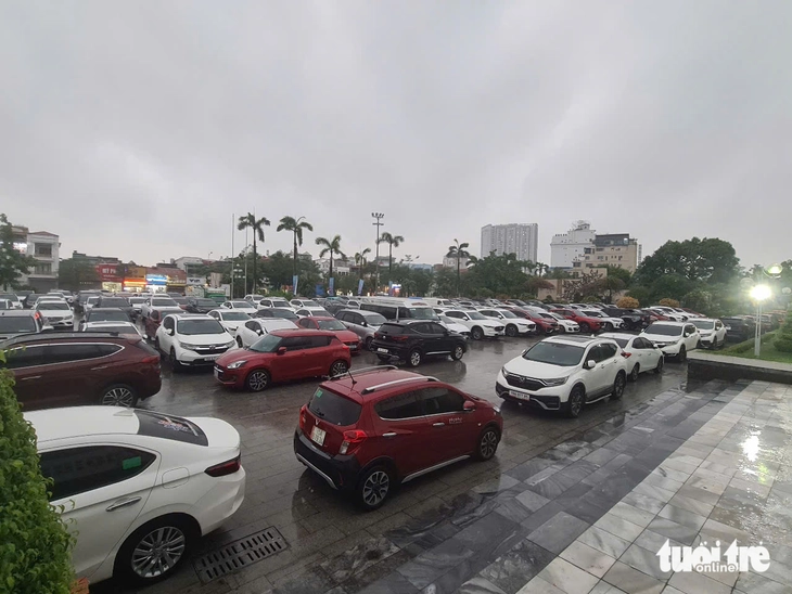 Cung văn hóa Việt Tiệp thành bãi xe 'khổng lồ' miễn phí trong bão số 3 - Ảnh 3.