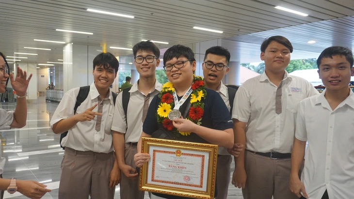 TP.HCM thưởng nóng 50 triệu cho học sinh giành huy chương bạc Olympic toán quốc tế 2025 - Ảnh 4.
