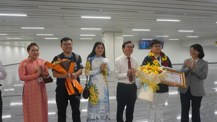 TP.HCM thưởng nóng 50 triệu cho học sinh giành huy chương bạc Olympic toán quốc tế 2025 - Ảnh 1.