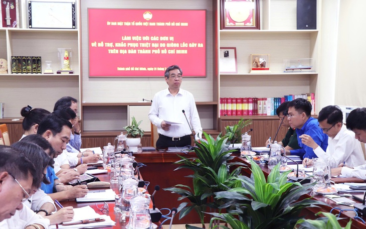 Sau 5 ngày chờ xử lý, cây nghiêng trong cư xá Thanh Đa sẽ bị đốn sáng mai - Ảnh 3.