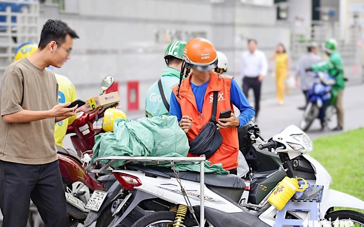 Lo đơn quà Tết 'mắc kẹt' tại kho vận chuyển - Ảnh 4.