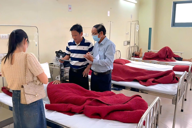 Vụ ngộ độc sau đám giỗ: 21 người nhập viện, nhà hàng bị tạm dừng hoạt động - Ảnh 1.