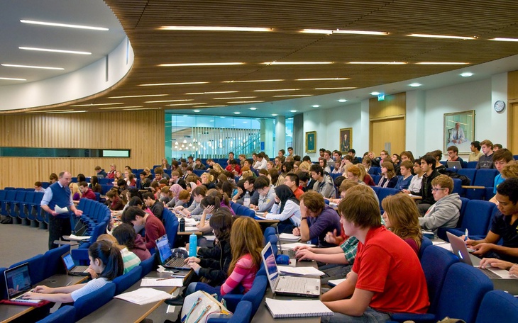 Số sinh viên đại học toàn cầu tăng vọt, nữ giới lần đầu áp đảo nam - Ảnh 2.