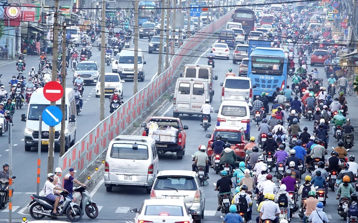 Ủng hộ tách làn, xử lý mạnh tay ô tô 'khôn lỏi' chiếm làn xe máy - Ảnh 3.