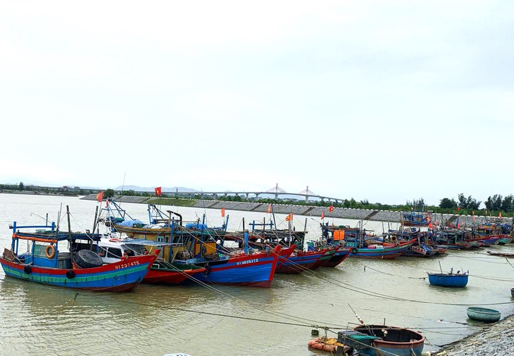 Hà Tĩnh cấm tàu thuyền ra khơi từ 12h trưa nay - Ảnh 1.