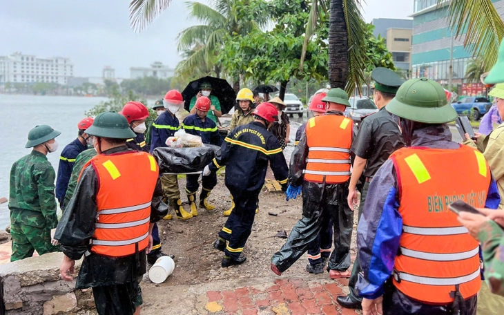 Bảo hiểm gấp rút chi trả, hỗ trợ gia đình nạn nhân trong vụ lật tàu ở vịnh Hạ Long - Ảnh 1.