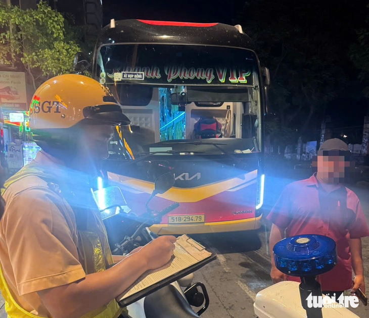 Sau phản ánh của Tuổi Trẻ, cảnh sát giao thông TP.HCM tăng cường xử lý xe khách chạy sai hành trình- Ảnh 3. cảnh sát giao thông - Ảnh 3.