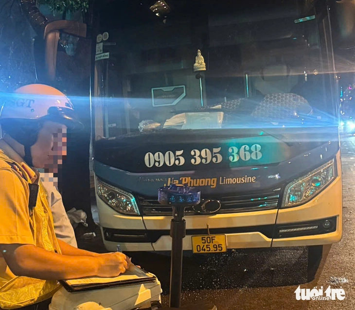 Sau phản ánh của Tuổi Trẻ, cảnh sát giao thông TP.HCM tăng cường xử lý xe khách chạy sai hành trình- Ảnh 4. cảnh sát giao thông - Ảnh 4.