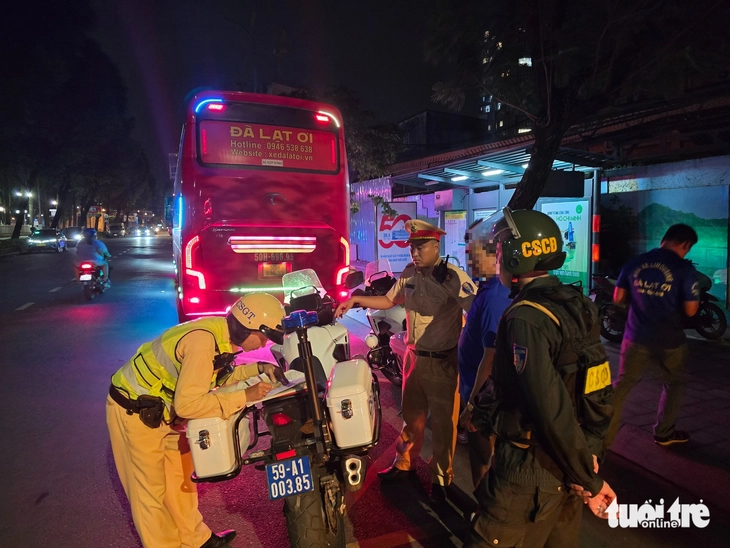 Sau phản ánh của Tuổi Trẻ, cảnh sát giao thông TP.HCM tăng cường xử lý xe khách chạy sai hành trình- Ảnh 5. cảnh sát giao thông - Ảnh 5.