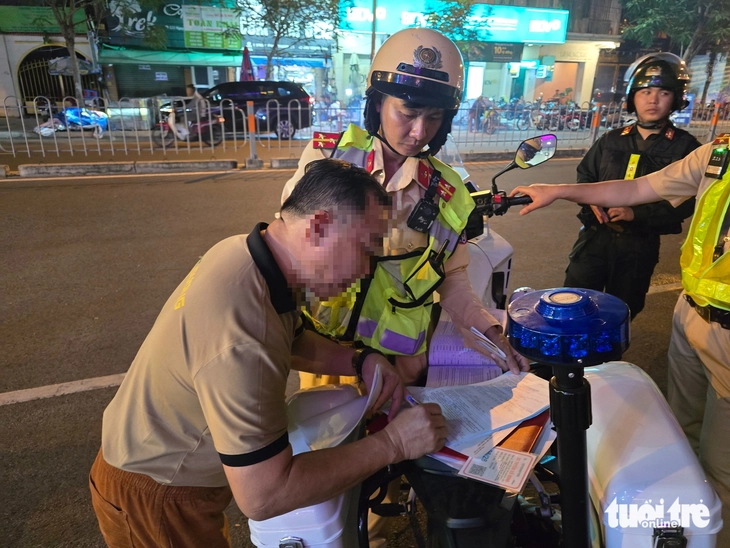 Sau phản ánh của Tuổi Trẻ, cảnh sát giao thông TP.HCM tăng cường xử lý xe khách chạy sai hành trình- Ảnh 6. cảnh sát giao thông - Ảnh 6.