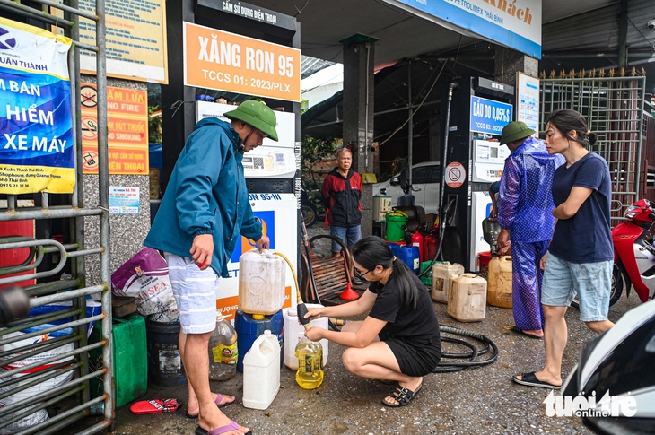 Trời ven biển Hưng Yên hửng nắng dù tâm bão áp sát, bộ đội biên phòng cảnh báo 'không chủ quan' - Ảnh 4.