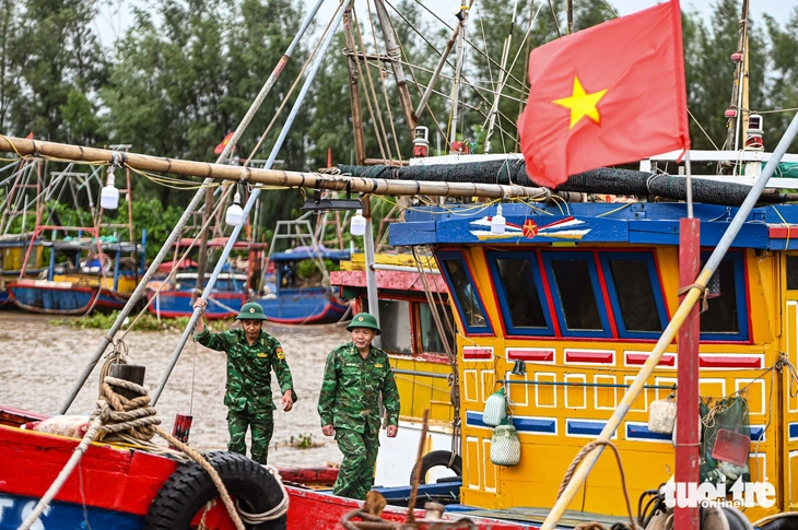 Trời ven biển Hưng Yên hửng nắng dù tâm bão áp sát, bộ đội biên phòng cảnh báo 'không chủ quan' - Ảnh 6.