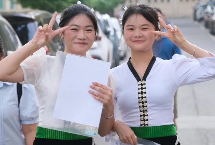 Điểm sàn khối ngành sức khỏe giảm mạnh, khối sư phạm vẫn 19 - Ảnh 1. điểm sàn - Ảnh 1.