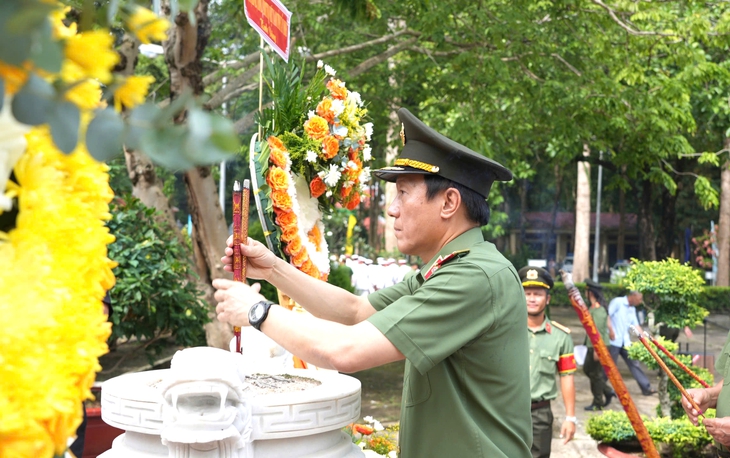 Bộ Công an tổ chức tri ân liệt sĩ tại Tây Ninh, kỷ niệm 65 năm Ban An ninh Trung ương Cục miền Nam- Ảnh 1. Ban An ninh Trung ương Cục miền Nam - Ảnh 1.