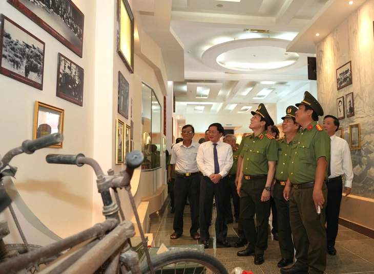 Bộ Công an tổ chức tri ân liệt sĩ tại Tây Ninh, kỷ niệm 65 năm Ban An ninh Trung ương Cục miền Nam- Ảnh 2. Bộ Công an tổ chức tri ân liệt sĩ tại Tây Ninh, kỷ niệm 65 năm Ban An ninh Trung ương Cục miền Nam - Ảnh 2.