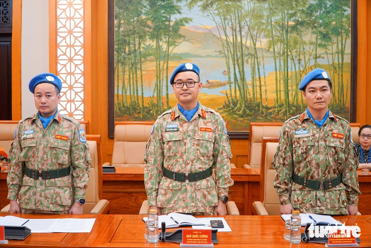 Bộ Quốc phòng trao quyết định của Chủ tịch nước cho 3 sĩ quan làm nhiệm vụ gìn giữ hòa bình - Ảnh 6. Trao quyết định của Chủ tịch nước cho 3 sĩ quan làm nhiệm vụ gìn giữ hòa bình - Ảnh 5.