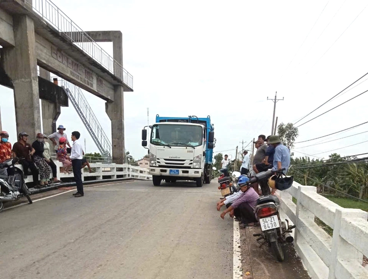 Người dân nhiều lần chặn xe vào bãi rác An Hiệp - Ảnh 1.