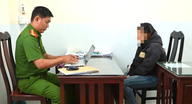 Một phụ nữ đeo kính đen chạy xe máy không biển số, cướp 20 thùng bia theo 'kiểu lạ' - Ảnh 1.