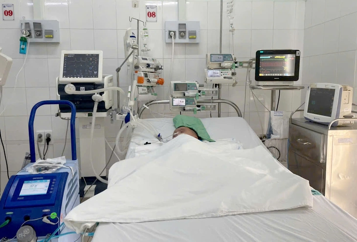 Bé trai 2 tuổi ngã xuống hồ cá koi được cứu sống thần kỳ - Ảnh 1.