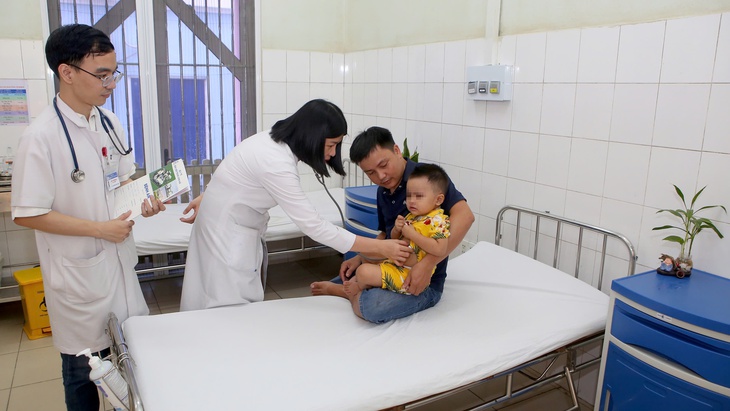 Bé trai 2 tuổi ngã xuống hồ cá koi được cứu sống thần kỳ - Ảnh 3.