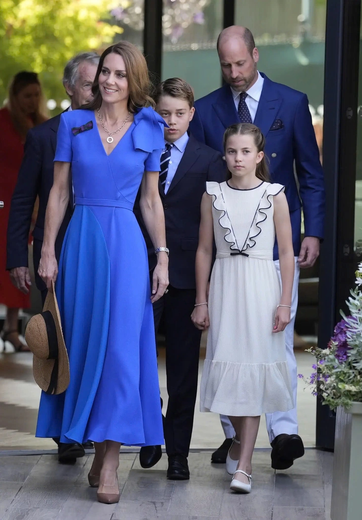 Những lần diện đồ đôi của mẹ con Công nương Kate Middleton và Công chúa Charlotte. - Ảnh 4. Công nương Kate Middleton, Công chúa Charlotte và gu thời trang đẳng cấp hoàng gia - Ảnh 4.