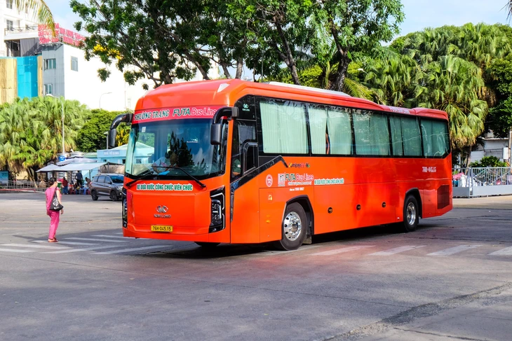 Hơn 5.000 lượt cán bộ, công chức sử dụng xe đưa rước miễn phí vào trung tâm TP.HCM làm việc- Ảnh 1. Hơn 5.000 lượt cán bộ đi xe đưa rước miễn phí đến trung tâm TP.HCM làm việc - Ảnh 1.