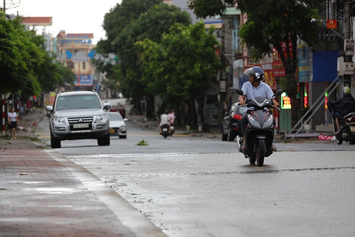 Tâm bão Wipha đang ngay trên vùng biển ven bờ Hưng Yên - Ninh Bình - Ảnh 3. bão số 3 - Ảnh 10.