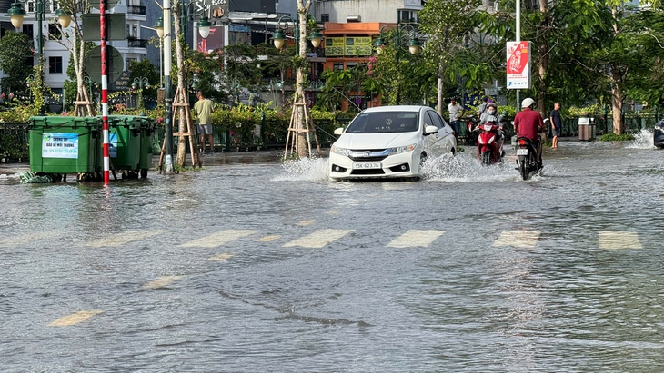 lái xe trong mưa bão - Ảnh 1.