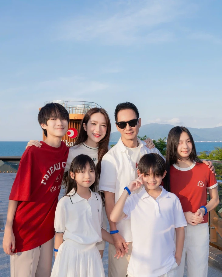 Những chuyện tình lệch hàng chục tuổi trong showbiz Việt - Ảnh 4.