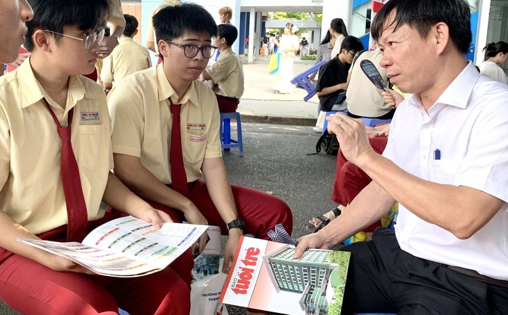 Điểm sàn Trường đại học Công nghiệp TP.HCM giảm nhẹ, quy đổi điểm theo 2 hàm - Ảnh 1.