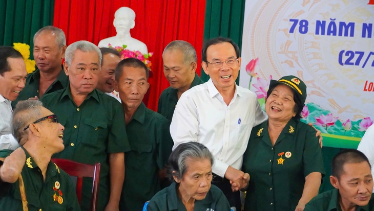 Bí thư Thành ủy TP.HCM Nguyễn Văn Nên thăm hỏi, động viên thương bệnh binh tại Long Hải - Ảnh 1.