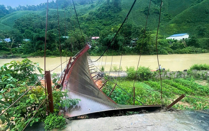 Bão Wipha gây sập cầu treo ở Điện Biên, ba nạn nhân rơi xuống sông chấn thương nặng - Ảnh 3.