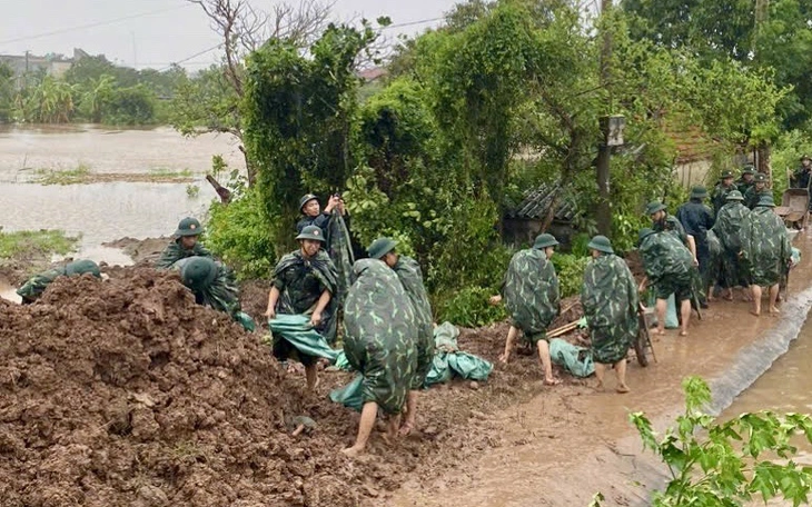 Bộ Quốc phòng: Ứng phó khẩn cấp mưa lũ tại Nghệ An, sẵn sàng phương tiện bay cứu hộ - Ảnh 2.