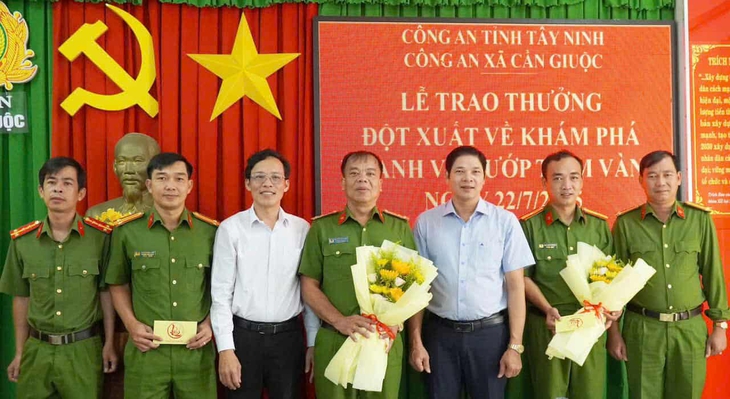 Thanh niên cướp tiệm vàng đang điều trị tại Bệnh viện Chợ Rẫy, khen thưởng đột xuất tập thể bắt cướp - Ảnh 1.