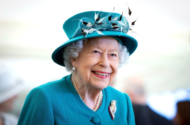 Triển lãm thời trang kỷ niệm 100 năm ngày sinh Nữ hoàng Elizabeth II - Ảnh 1.