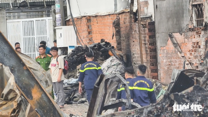 Cháy 400 mét vuông bãi phế liệu ở xã Bà Điểm - Ảnh 3.