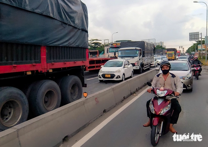TP.HCM yêu cầu mở lại tỉnh lộ 743, gỡ kẹt nghiêm trọng tại nút Tân Vạn - Ảnh 2.