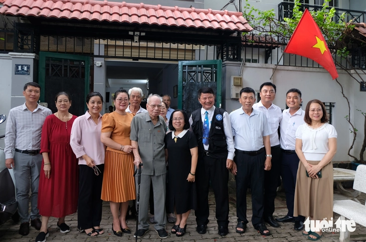 Họa sĩ Quách Phong: 16 năm vẽ lịch sử bằng tranh - Ảnh 5. Quách Phong - Ảnh 4.