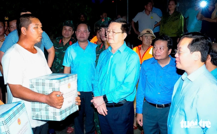 Phó thủ tướng Mai Văn Chính chỉ đạo khắc phục mưa lũ ở Nghệ An - Ảnh 1.