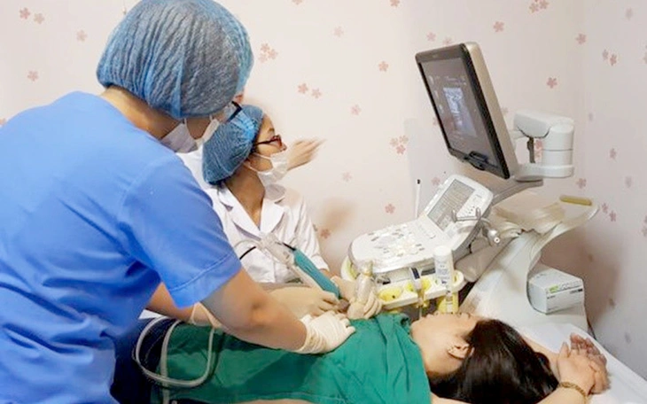 Nhìn một vật ra hai, bệnh nhân đi khám mắt nhưng phát hiện ra u nang ở hàm - Ảnh 2.
