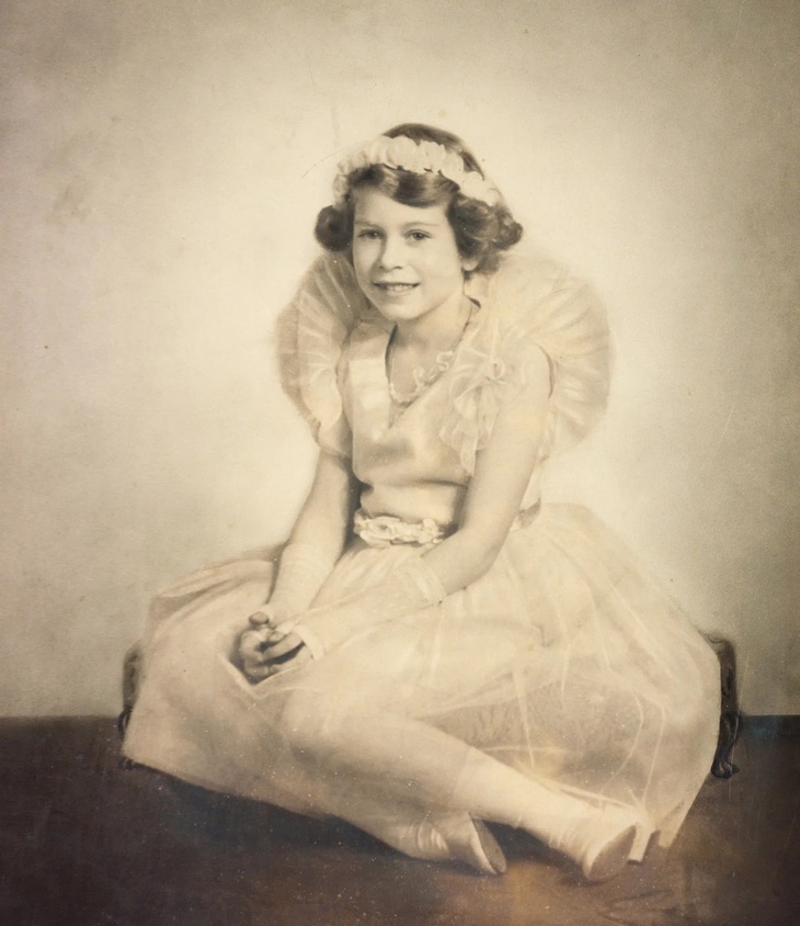 Triển lãm thời trang kỷ niệm 100 năm ngày sinh Nữ hoàng Elizabeth II - Ảnh 2. Nữ hoàng Elizabeth - Ảnh 2.
